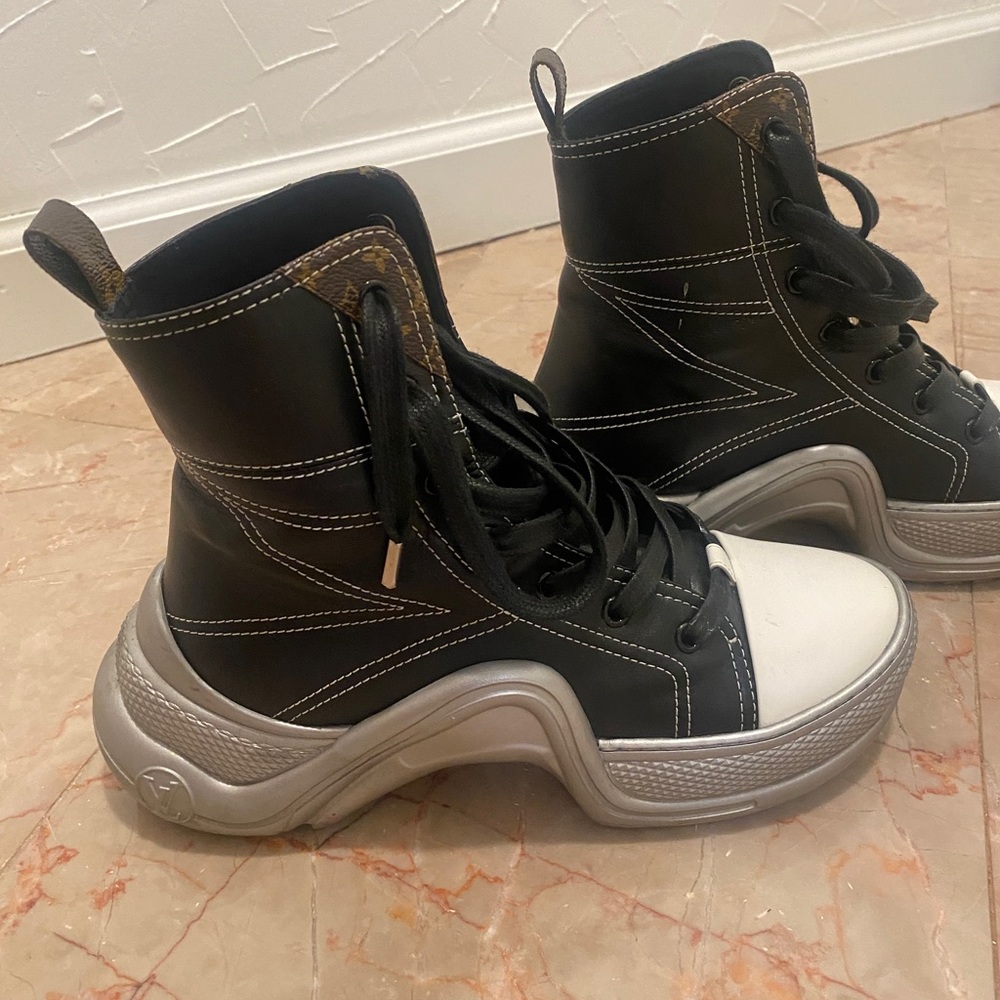 Louis Vuitton boots 37